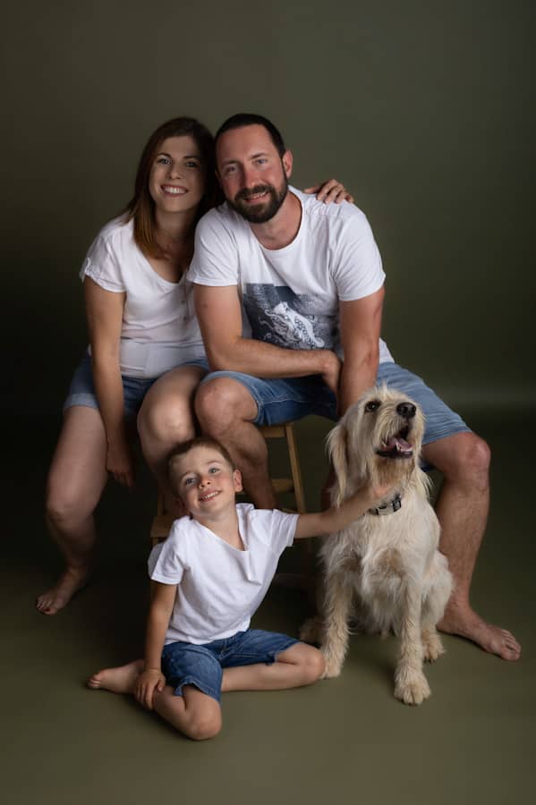 famille en séance photo avec son chien