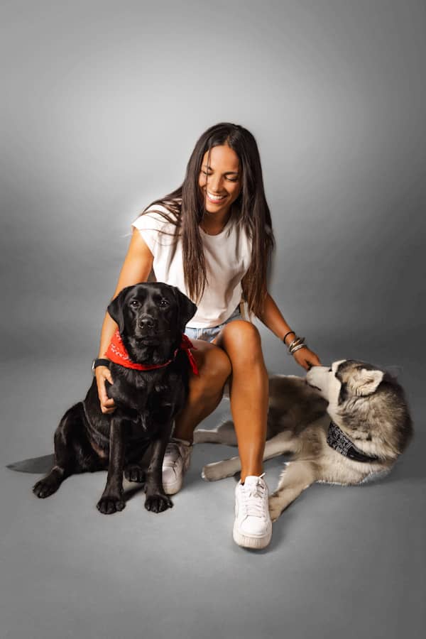 femme seule en séance photo avec son chien