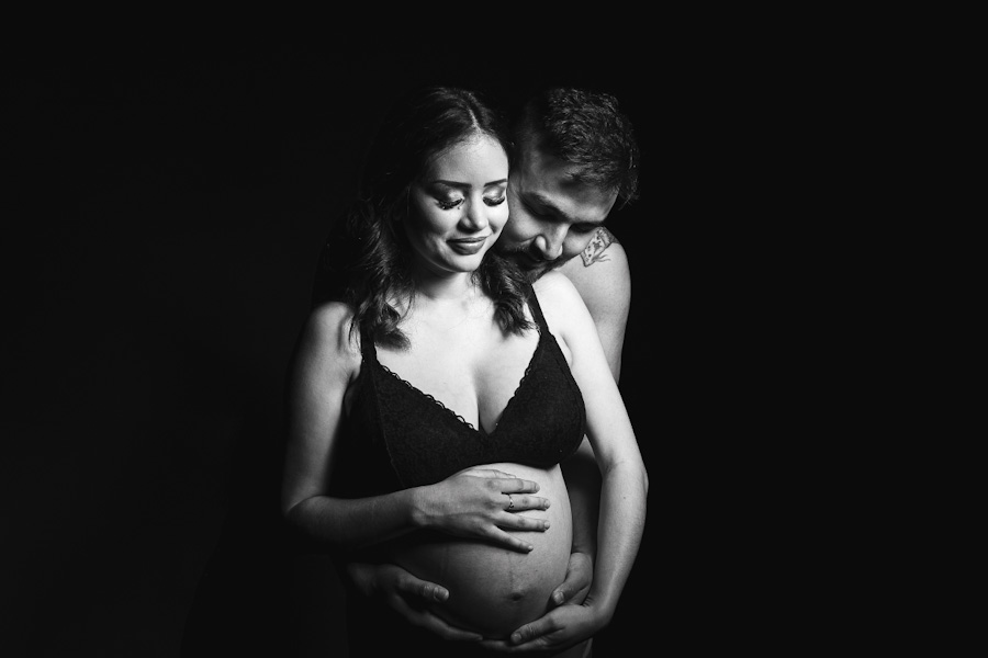 seance photo en studio et en couple pour grossesse