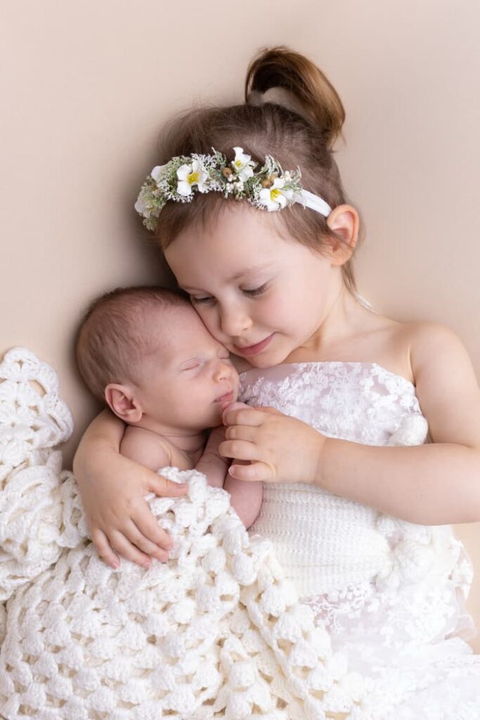 grande soeur et bébé en séance naissance