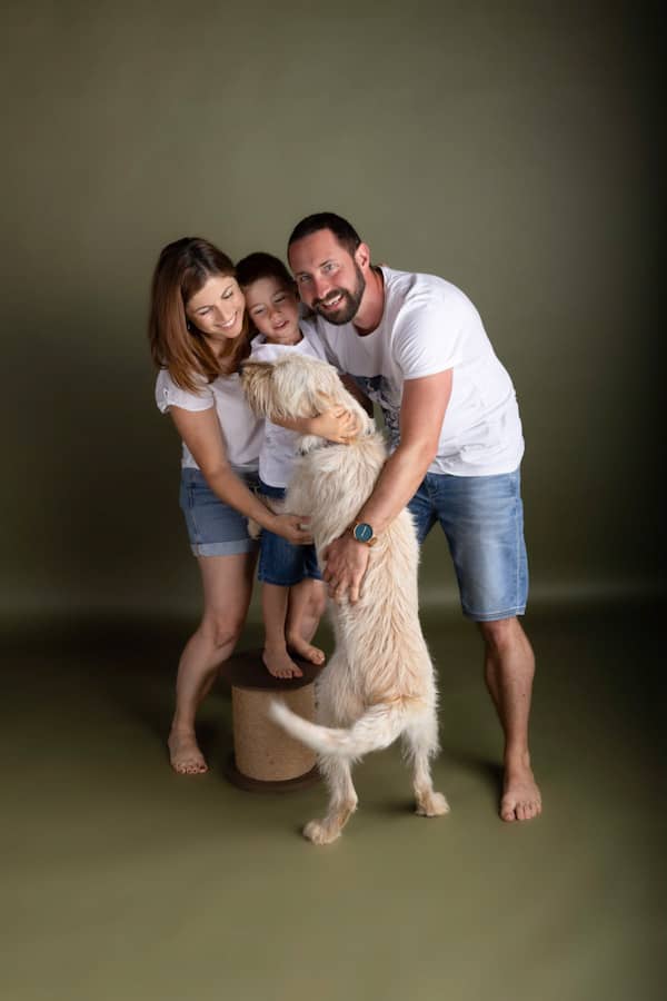 famille en séance photo avec son chien