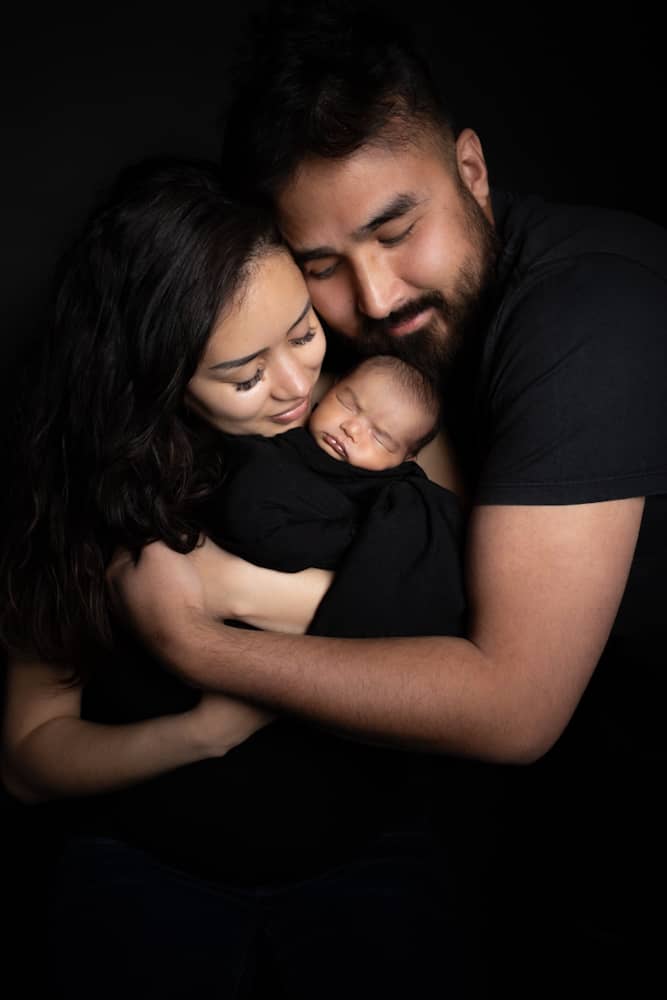 Le shooting bébé à la naissance - shooting grossesse et naissance