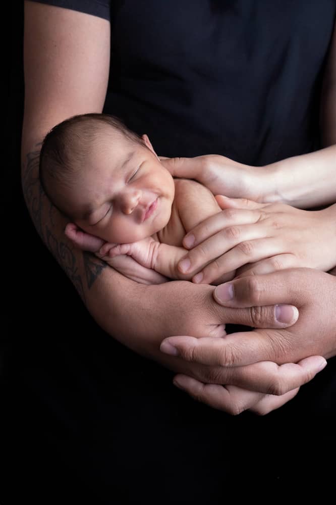 Le shooting bébé à la naissance - shooting grossesse et naissance