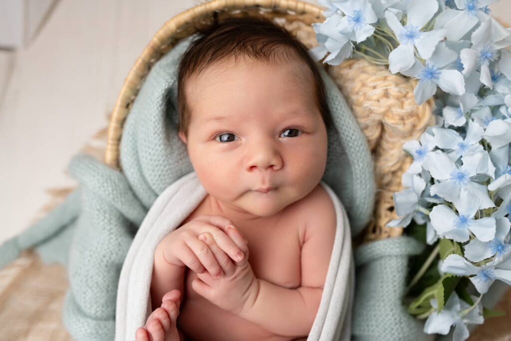 shooting naissance bébé éveillé