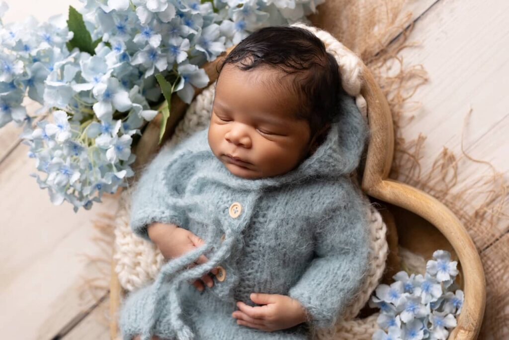 Le shooting bébé à la naissance portrait de nouveau né